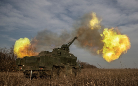 Eine ukrainische 152-mm-Panzerhaubitze Dana feuert auf russische Stellungen in der Region Donezk. - Foto: Roman Chop/AP/dpa