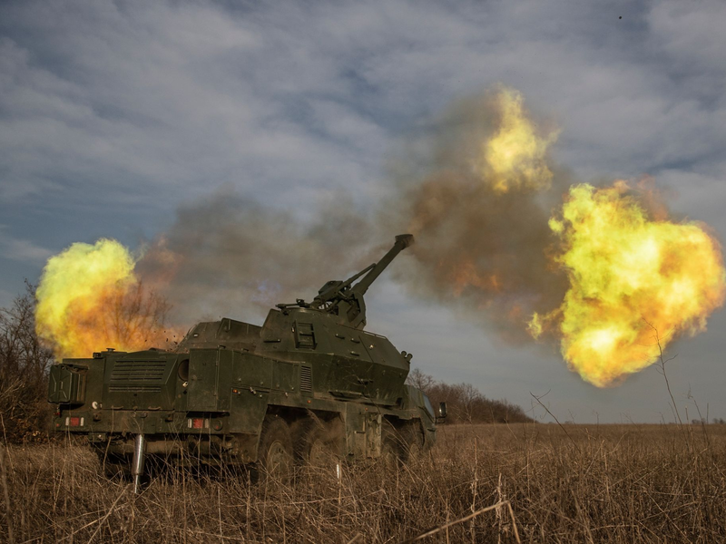 Eine ukrainische 152-mm-Panzerhaubitze Dana feuert auf russische Stellungen in der Region Donezk. - Foto: Roman Chop/AP/dpa