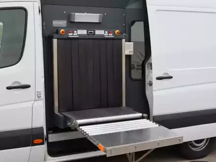 HZA-BI: Lieschen Müller erschnüffelt 15 Liter Amphetamin/Bielefelder Zoll landet bei Reisebuskontrollen auf A2 bei Porta Westfalica zahlreiche Treffer - Foto: presseportal.de
