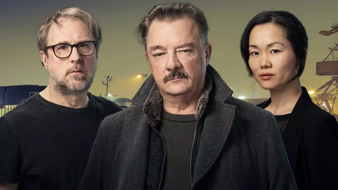 NDR Krimi-Hörspielserie Am Schlick mit Peter Kurth, Bjarne Mädel und Yvonne Yung Hee Bormann - Bild: NDR/Andreas Rehmann/AdobeStock/Adrian Ciudin, presseportal.de