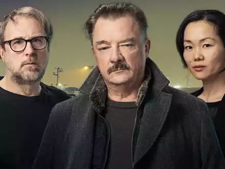 NDR Krimi-Hörspielserie Am Schlick mit Peter Kurth, Bjarne Mädel und Yvonne Yung Hee Bormann - Foto: NDR/Andreas Rehmann/AdobeStock/Adrian Ciudin, presseportal.de