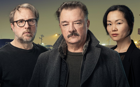 NDR Krimi-Hörspielserie Am Schlick mit Peter Kurth, Bjarne Mädel und Yvonne Yung Hee Bormann - Foto: NDR/Andreas Rehmann/AdobeStock/Adrian Ciudin, presseportal.de