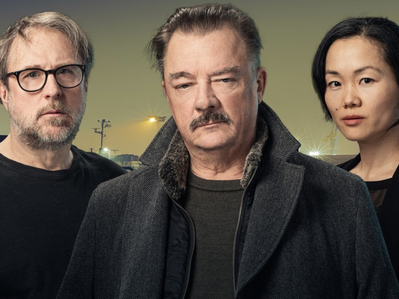 NDR Krimi-Hörspielserie Am Schlick mit Peter Kurth, Bjarne Mädel und Yvonne Yung Hee Bormann - Foto: NDR/Andreas Rehmann/AdobeStock/Adrian Ciudin, presseportal.de