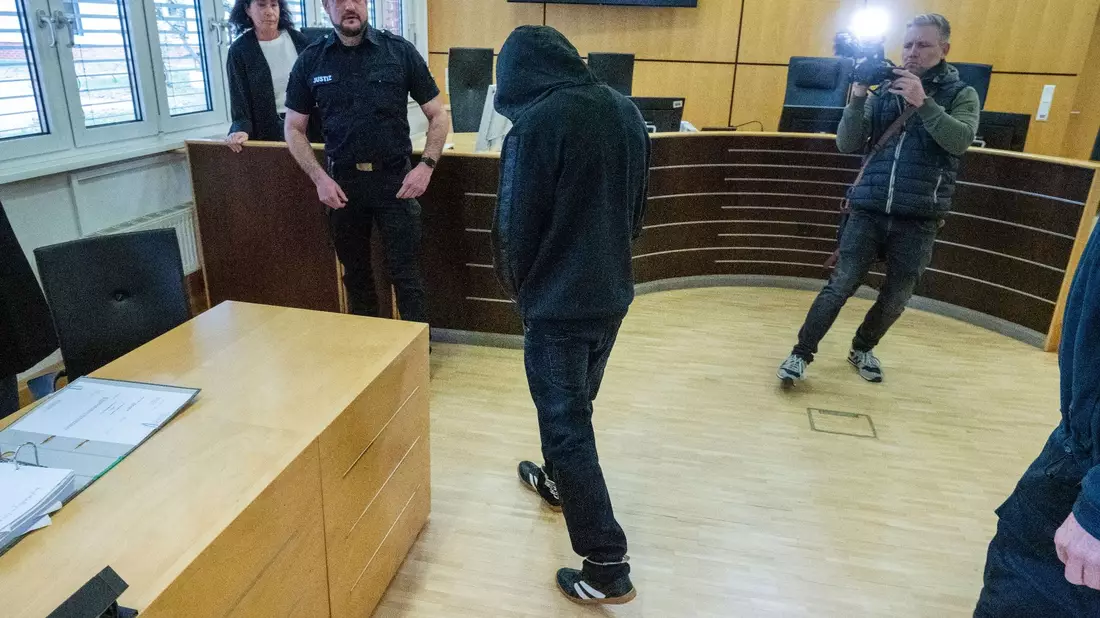 Der Hauptangeklagte am Landgericht Stralsund. Der Mann ist zu einer Haftstrafe verurteilt woden. - Bild: Stefan Sauer/dpa