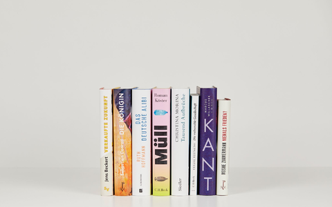 Die acht nominierten Titel für den Deutschen Sachbuchpreis. - Foto: Christof Jakob/Börsenverein des Deutschen Buchhandels e.V. /dpa