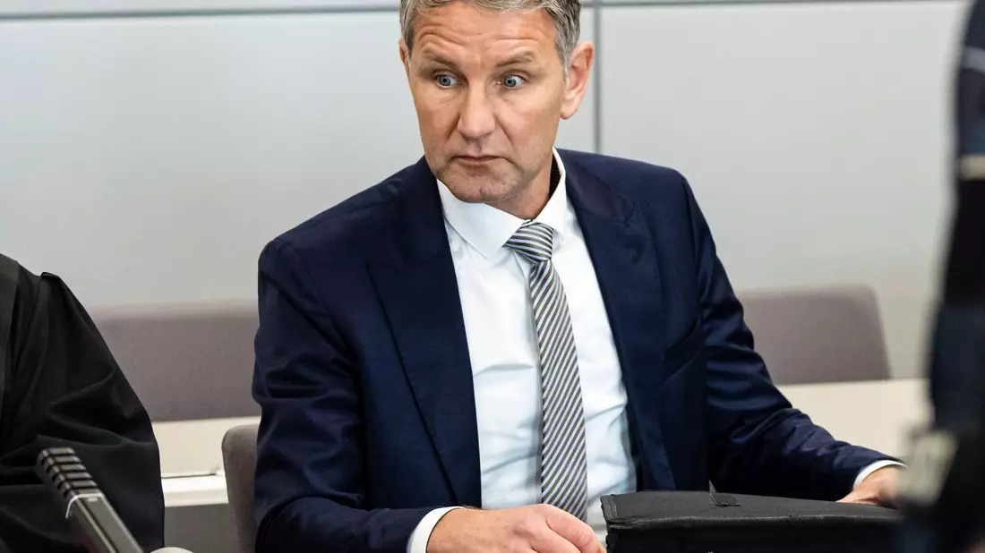 Soll wissentlich in einer Rede eine Parole der SA, «Alles für Deutschland», verwendet haben: Björn Höcke. - Bild: Jens Schlueter/AFP/dpa