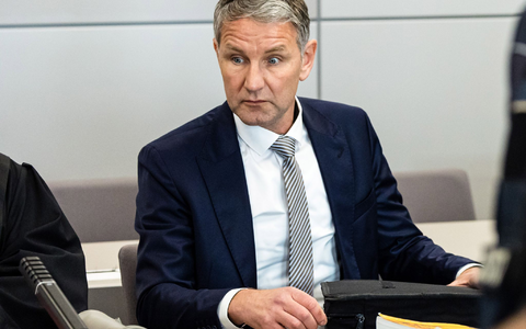 Soll wissentlich in einer Rede eine Parole der SA, «Alles für Deutschland», verwendet haben: Björn Höcke. - Foto: Jens Schlueter/AFP/dpa