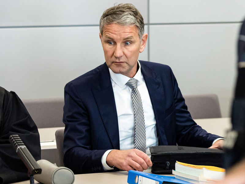 Soll wissentlich in einer Rede eine Parole der SA, «Alles für Deutschland», verwendet haben: Björn Höcke. - Foto: Jens Schlueter/AFP/dpa