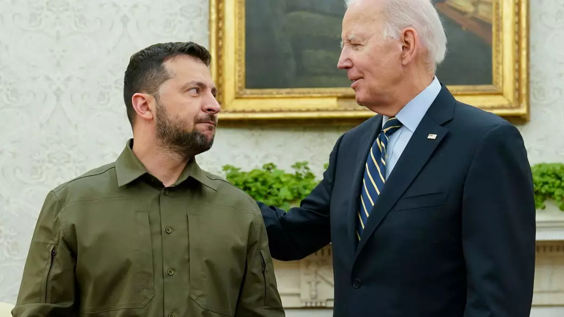 US-Präsident Joe Biden (r) bei einem Treffen mit seinem ukrainischen Amtskollegen Wolodymyr Selenskyj in Washington im September 2023. Die Ukraine ist angesichts der russischen Invasion auf Hilfen aus dem Westen, insbesondere den USA, angewiesen. - Bild: Evan Vucci/AP/dpa