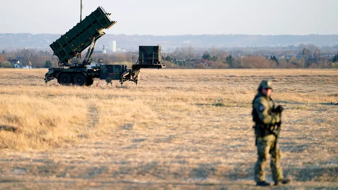 Ein Patriot-Flugabwehrraketensystem ist auf dem Flughafen Rzeszow-Jasionka in Polen zu sehen. Die Ukraine hofft auf zusätzliche Flugabwehrraketensysteme. - Bild: Evan Vucci/AP/dpa