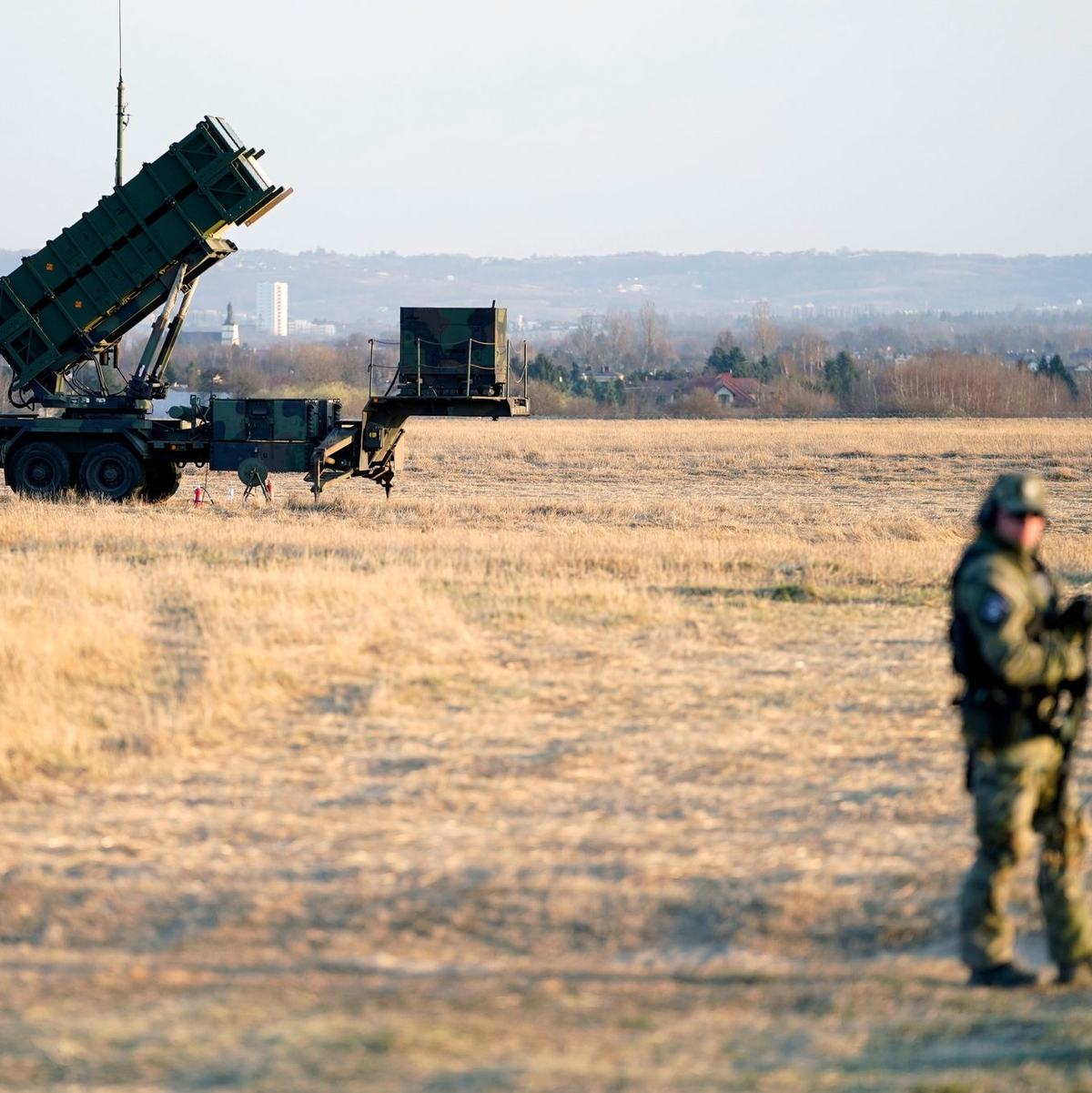 Ein Patriot-Flugabwehrraketensystem ist auf dem Flughafen Rzeszow-Jasionka in Polen zu sehen. Die Ukraine hofft auf zusätzliche Flugabwehrraketensysteme. - Foto: Evan Vucci/AP/dpa