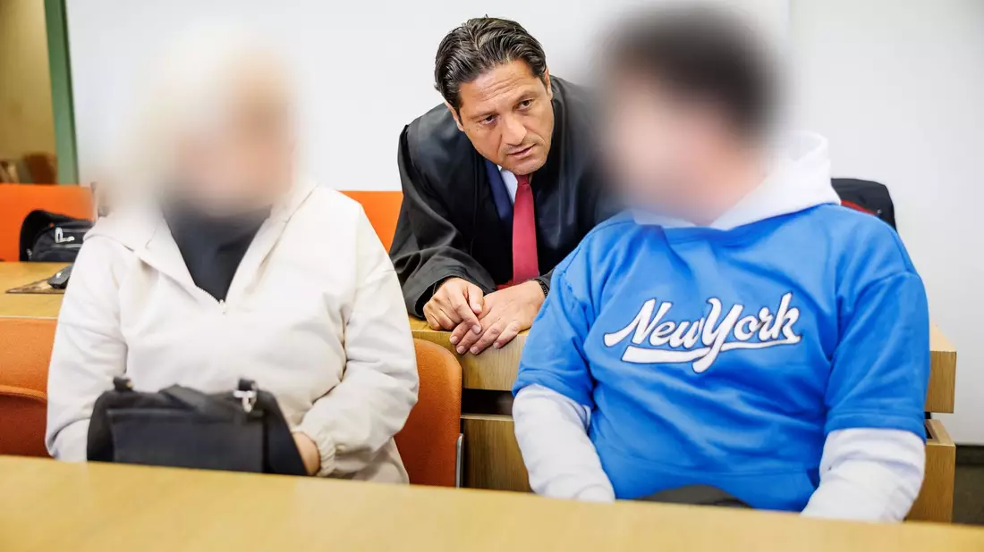 Rechtsanwalt Ömer Sahinci (m.) mit seinen Mandanten, einem wegen Erpressung angeklagten angeblichen Hellseher und dessen ebenfalls wegen Erpressung mitangeklagter Ehefrau. - Bild: Matthias Balk/dpa