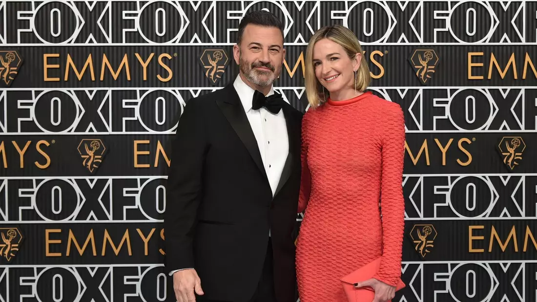 Jimmy Kimmel und Molly McNearney bei der  Verleihung der 75. Primetime Emmy Awards. - Bild: Richard Shotwell/Invision/AP/dpa
