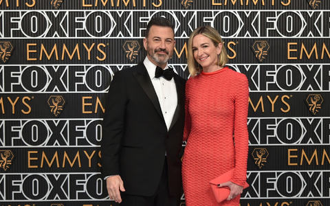 Jimmy Kimmel und Molly McNearney bei der  Verleihung der 75. Primetime Emmy Awards. - Foto: Richard Shotwell/Invision/AP/dpa