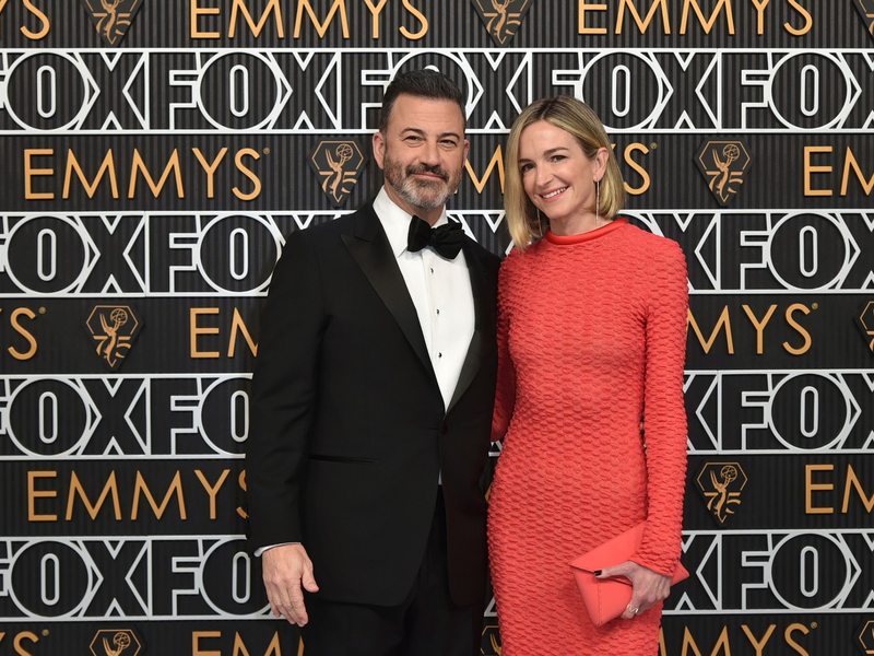 Jimmy Kimmel und Molly McNearney bei der  Verleihung der 75. Primetime Emmy Awards. - Foto: Richard Shotwell/Invision/AP/dpa