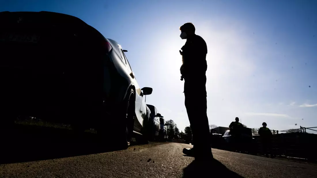 In Belgien iist ein Autofahrer vom Vorwurf der Trunkenheit am Steuer freigesprochen worden, weil der unter dem Eigenbrauer-Syndrom leidet (Symbolbild). - Bild: Julian Stratenschulte/dpa