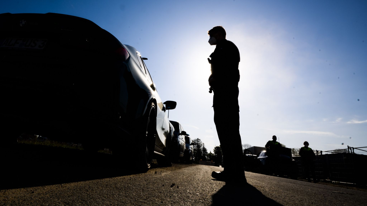 In Belgien iist ein Autofahrer vom Vorwurf der Trunkenheit am Steuer freigesprochen worden, weil der unter dem Eigenbrauer-Syndrom leidet (Symbolbild). - Foto: Julian Stratenschulte/dpa