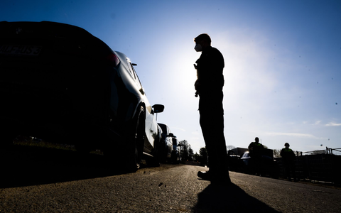 In Belgien iist ein Autofahrer vom Vorwurf der Trunkenheit am Steuer freigesprochen worden, weil der unter dem Eigenbrauer-Syndrom leidet (Symbolbild). - Foto: Julian Stratenschulte/dpa