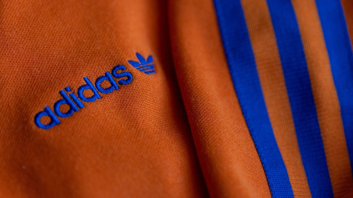 Nike darf in Deutschland eine bestimmte Sporthose wegen großer Ähnlichkeit mit dem Drei-Streifen-Design von Adidas nicht mehr anbieten. - Foto: Daniel Karmann/dpa