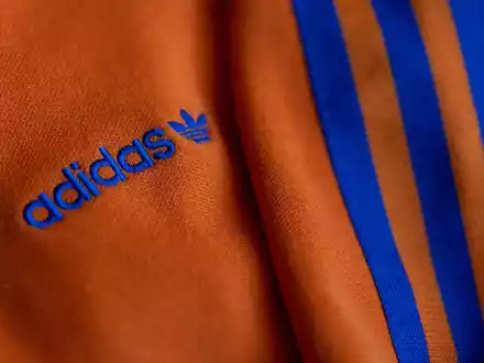 Nike darf in Deutschland eine bestimmte Sporthose wegen großer Ähnlichkeit mit dem Drei-Streifen-Design von Adidas nicht mehr anbieten. - Foto: Daniel Karmann/dpa