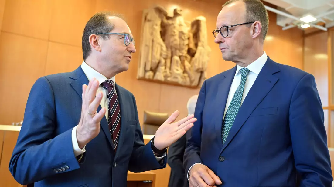 CDU-Chef Friedrich Merz (r.) und der Vorsitzende der der CSU, Alexander Dobrindt, im Bundesverfassungsgericht. - Bild: Uli Deck/dpa