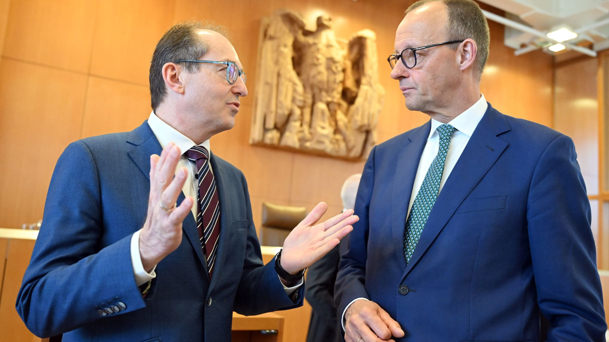 Kritisieren die Ampel-Wahlrechtsreform aufs Schärfste: CDU-Chef Friedrich Merz (r.) und der Vorsitzende der der CSU-Landesgruppe im Bundestag, Alexander Dobrindt. - Foto: Uli Deck/dpa