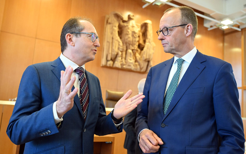 CDU-Chef Friedrich Merz (r.) und der Vorsitzende der der CSU, Alexander Dobrindt, im Bundesverfassungsgericht. - Foto: Uli Deck/dpa
