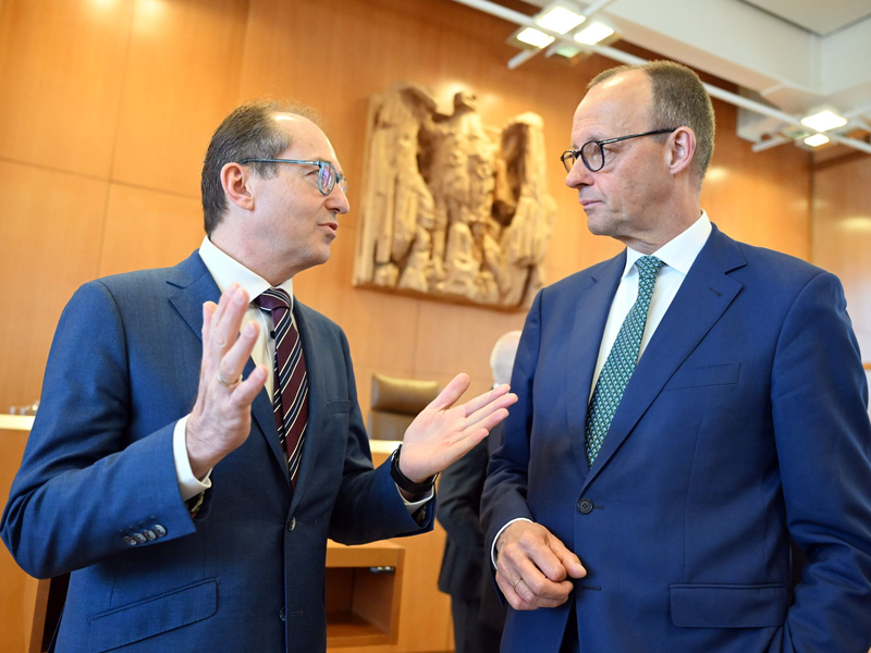 CDU-Chef Friedrich Merz (r.) und der Vorsitzende der der CSU, Alexander Dobrindt, im Bundesverfassungsgericht. - Foto: Uli Deck/dpa