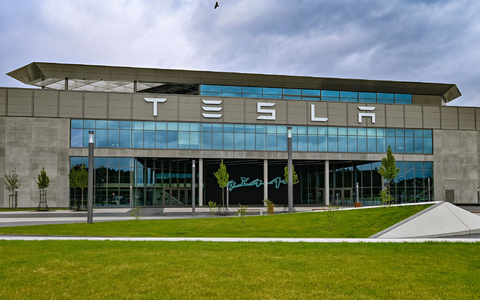 Im Tesla-Werk in Grünheide arbeiten mehr als 12.000 Menschen. - Foto: Patrick Pleul/dpa