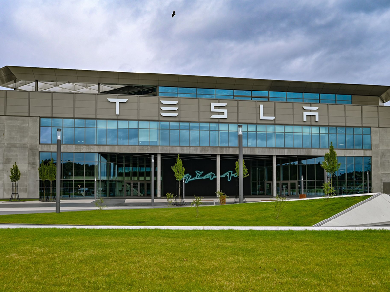 Im Tesla-Werk in Grünheide arbeiten mehr als 12.000 Menschen. - Foto: Patrick Pleul/dpa