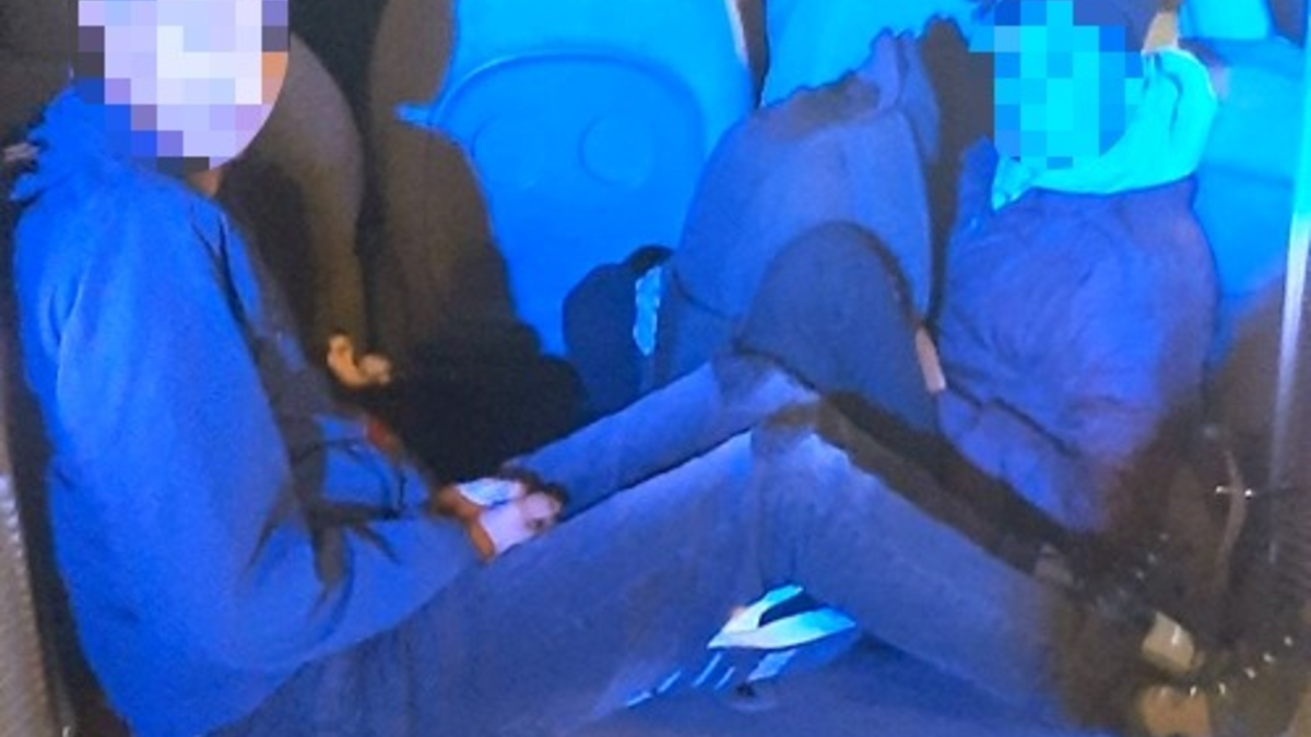 Bundespolizeidirektion München: Geschleuste im Kofferraum - Schleuserfahrzeug mit überhöhter Geschwindigkeit - Foto: presseportal.de