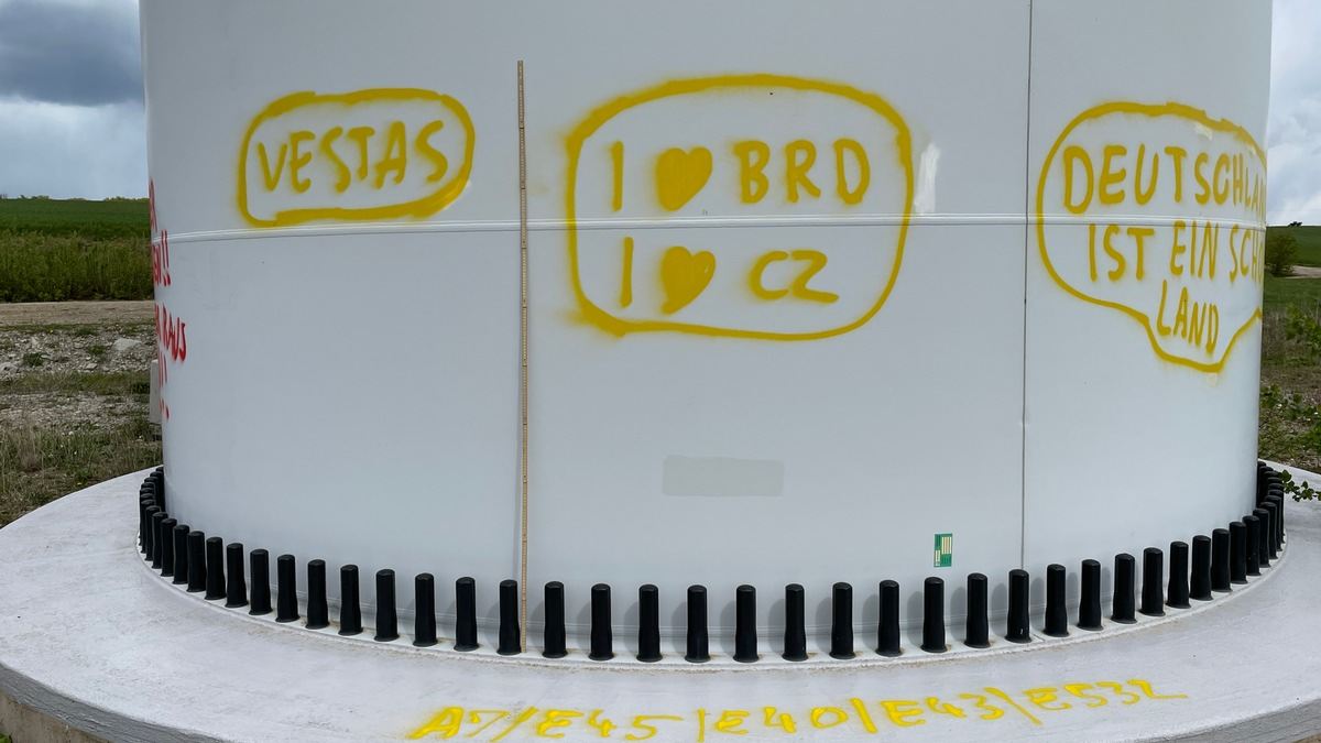 LPI-NDH: Zeugenaufruf: Windkraftanlagen mit verunglimpfenden Inhalt beschmiert - Wer kann Hinweise geben? - Foto: presseportal.de