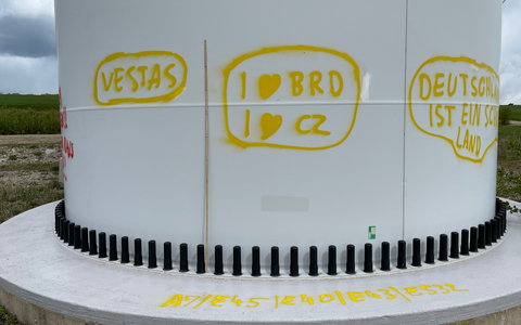 LPI-NDH: Zeugenaufruf: Windkraftanlagen mit verunglimpfenden Inhalt beschmiert - Wer kann Hinweise geben? - Foto: presseportal.de