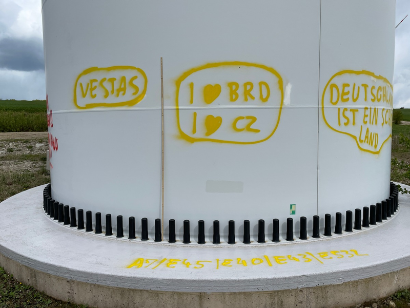 LPI-NDH: Zeugenaufruf: Windkraftanlagen mit verunglimpfenden Inhalt beschmiert - Wer kann Hinweise geben? - Foto: presseportal.de