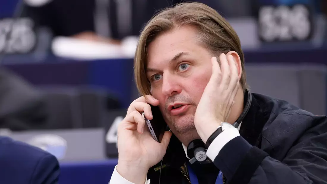 AfD-Politiker Maximilian Krah erklärt seinen Rücktritt aus dem Bundesvorstand der Partei. (Archivbild) - Bild: Jean-Francois Badias/AP/dpa