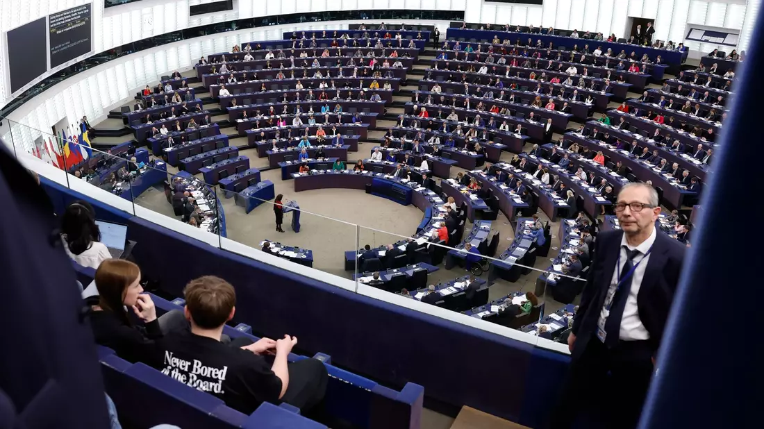 Abgeordnete nehmen an einer Sitzung im Europäischen Parlament teil. - Bild: Jean-Francois Badias/AP/dpa