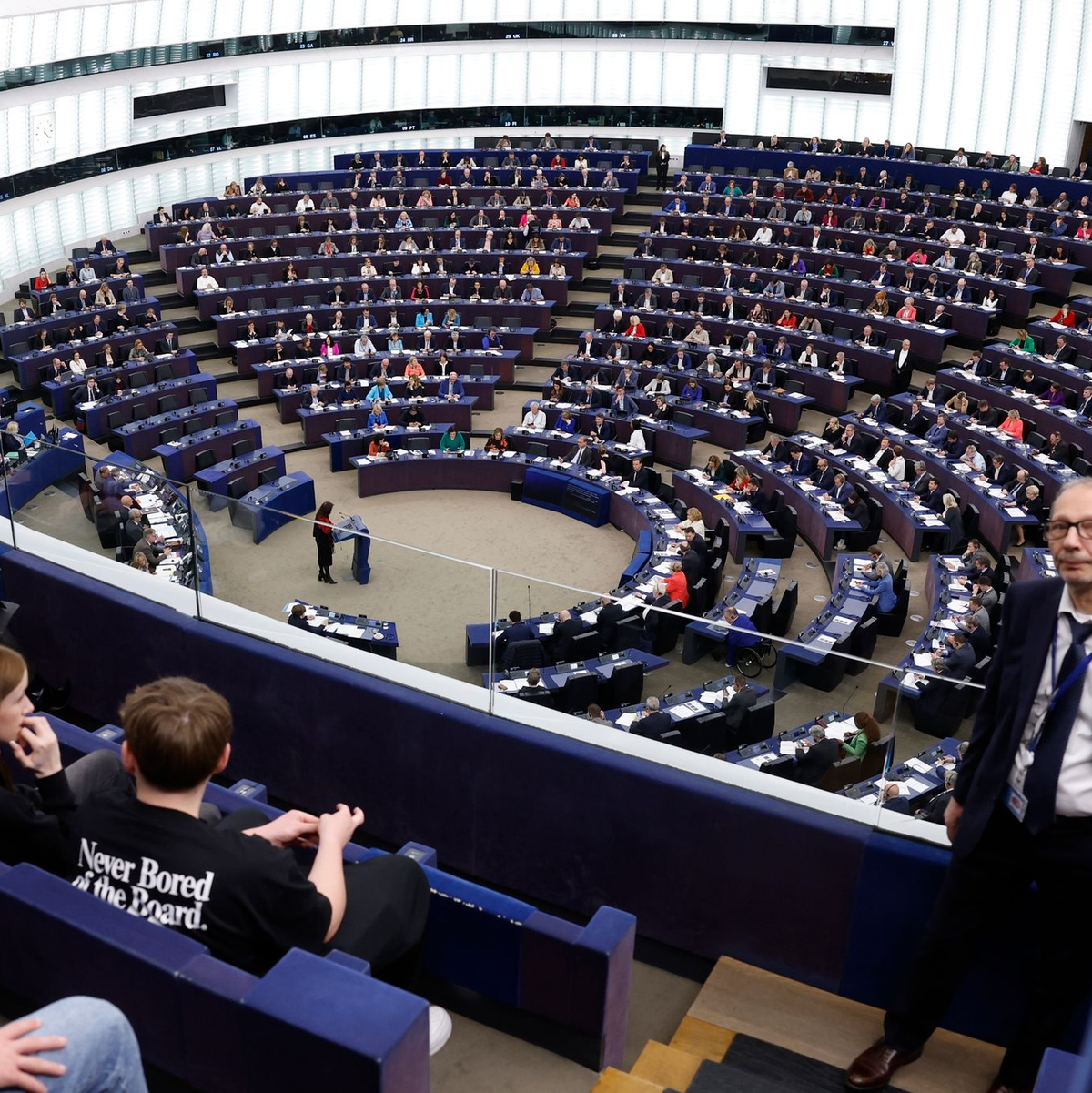 Abgeordnete nehmen an einer Sitzung im Europäischen Parlament teil. - Foto: Jean-Francois Badias/AP/dpa