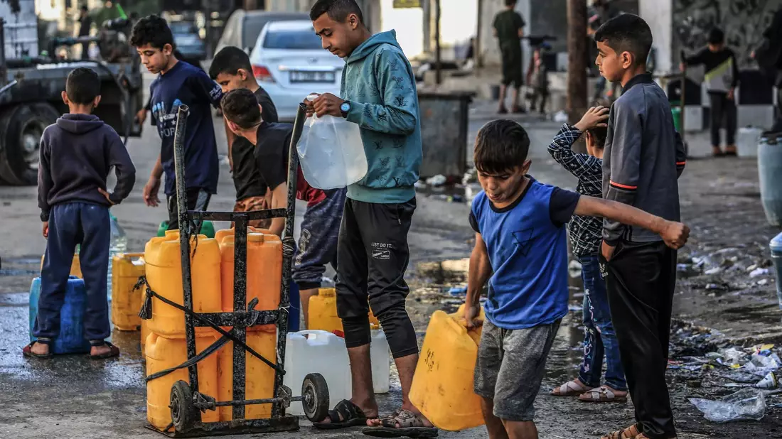 Kinder stehen in Rafah mit Kanistern Schlange, um sie mit Trinkwasser zu füllen. - Bild: Abed Rahim Khatib/dpa