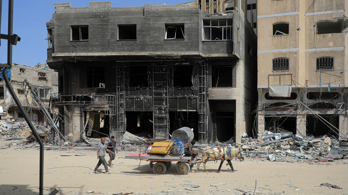 Behelfsmäßige Zelte für vertriebene Palästinenser stehen im Mawasi-Gebiet in der Stadt Chan Junis im südlichen Gazastreifen. - Foto: Rizek Abdeljawad/XinHua/dpa