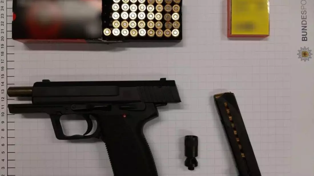 BPOL NRW: Bundespolizisten stellen Schreckschusswaffe bei 19-Jährigem sicher - Bild: presseportal.de