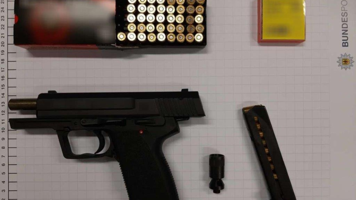 BPOL NRW: Bundespolizisten stellen Schreckschusswaffe bei 19-Jährigem sicher - Foto: presseportal.de