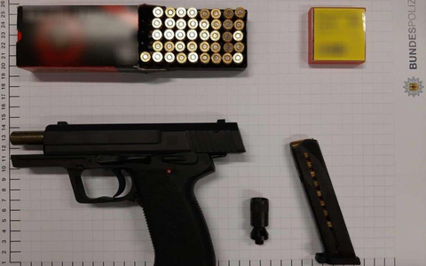 BPOL NRW: Mann mit Waffe im Zug - Bundespolizisten stellen Verdächtigen - Foto: presseportal.de