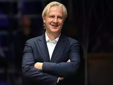 Der designierte Burgtheaterdirektor Stefan Bachmann in Wien. - Foto: Helmut Fohringer/APA/dpa
