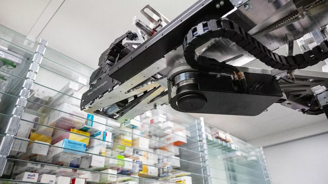Ein Automat sucht in einer Apotheke ein Medikament für einen Kunden aus dem Warenlager heraus. - Bild: Pia Bayer/dpa