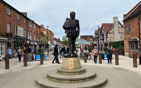 Ein Schild an einem historischen Gebäude (Guildhall) in Stratford-upon-Avon erinnert an William Shakespeare. - Foto: Julia Kilian/dpa