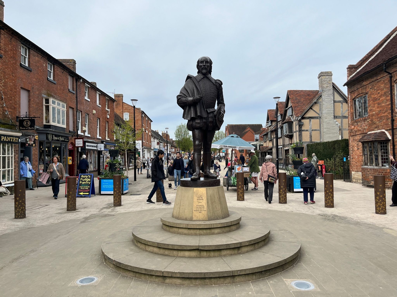 Ein Schild an einem historischen Gebäude (Guildhall) in Stratford-upon-Avon erinnert an William Shakespeare. - Foto: Julia Kilian/dpa