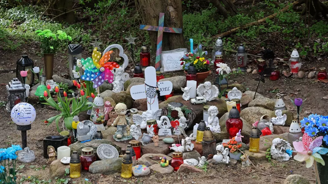 Kreuze, Figuren, Kerzen und Blumen stehen in Pragsdorf an der Stelle, wo die Leiche des kleinen Joel gefunden wurde. - Bild: Bernd Wüstneck/dpa