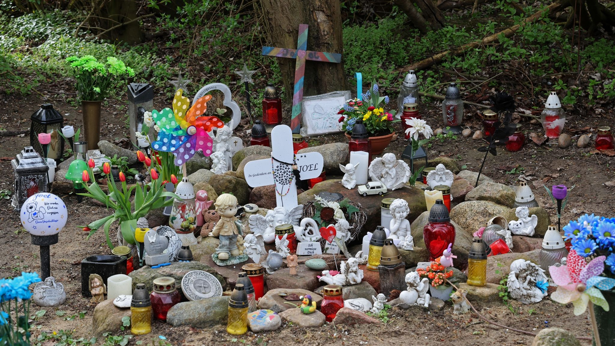 Kreuze, Figuren, Kerzen und Blumen stehen in Pragsdorf an der Stelle, wo die Leiche des kleinen Joel gefunden wurde. - Foto: Bernd Wüstneck/dpa