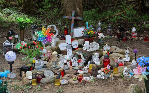 Kreuze, Figuren, Kerzen und Blumen stehen in Pragsdorf an der Stelle, wo die Leiche des kleinen Joel gefunden wurde. - Foto: Bernd Wüstneck/dpa