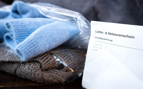 Unverkaufte Kleidung darf künftig nicht mehr vernichtet werden. - Foto: Sina Schuldt/dpa